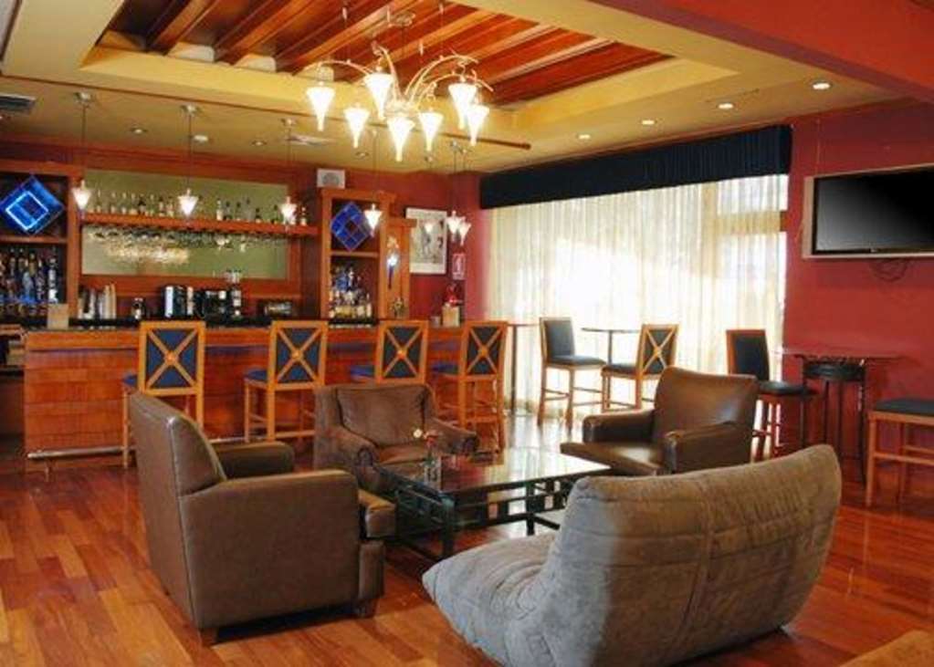 Suites Las Palmas, Hotel & Apartments. San Salvador Restaurant bilde